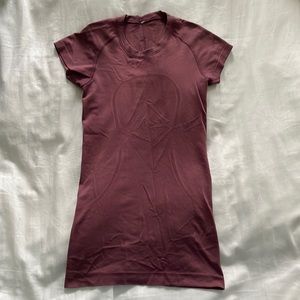Lululemon women’s swiftly tech short sleeve size 2 maroon